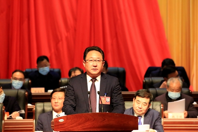 [图]邱德兵同志作十三届政协常务委员会工作报告