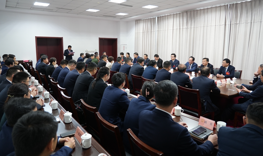 [图]县十六届人大五次会议举行主席团第四次会议