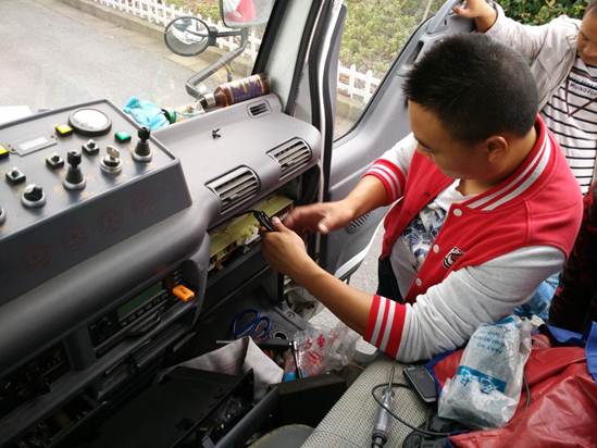 给作业车辆安装GPS-016