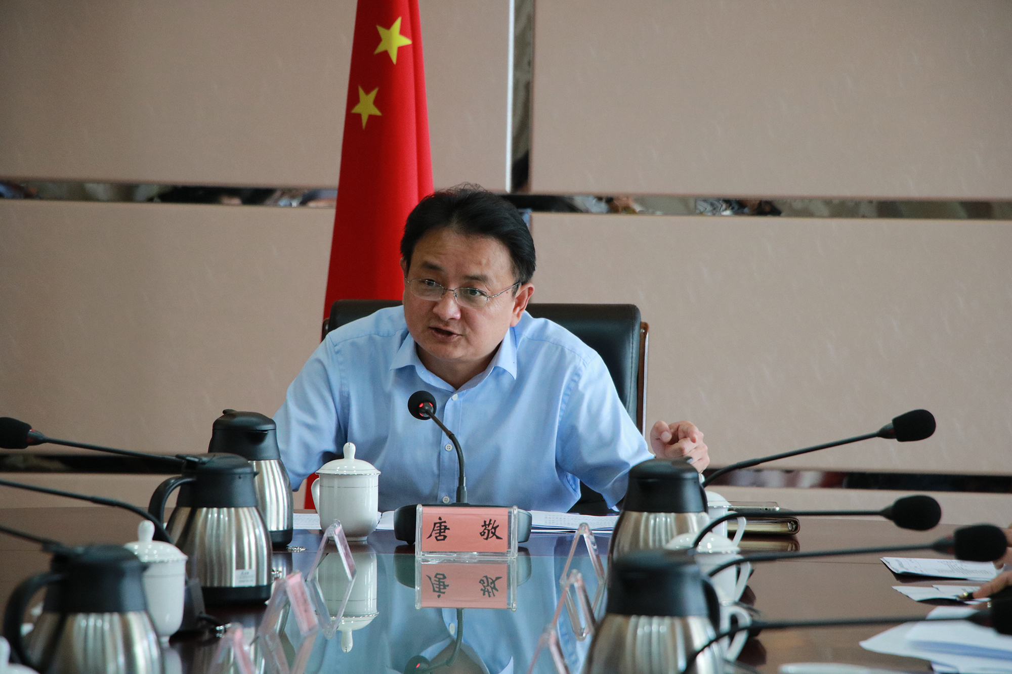 县委副书记,县长唐敬主持会议并讲话.