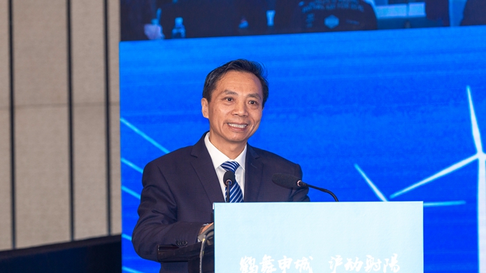 县委常委,副县长崔晓荣主持会议.