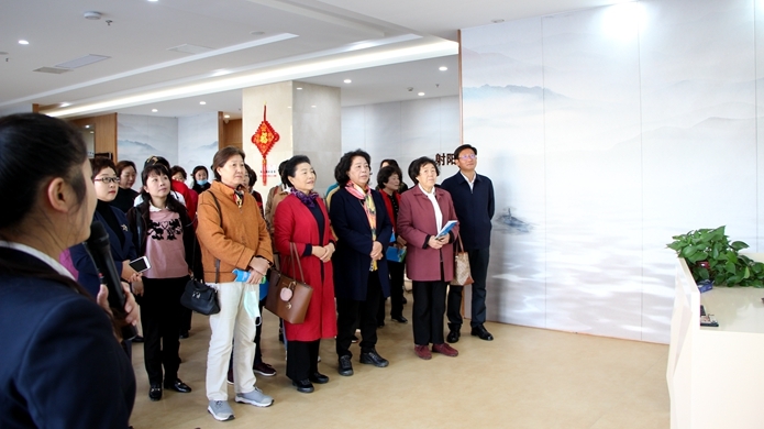 10月24日,市委原副书记,市女性人才联谊会会长袁世珠率队来我县调研