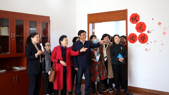 袁世珠一行来到县养老服务中心调研近年来,我县认真践行新发展理念