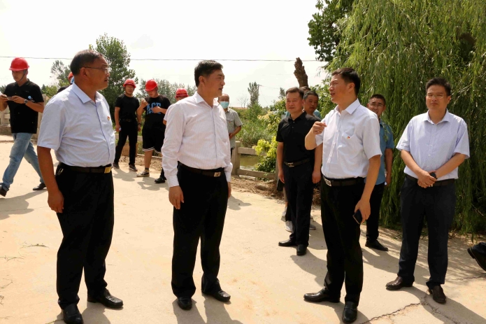 8月11日上午,市水利局局长许德智来我县调研农村生态河道建设工作