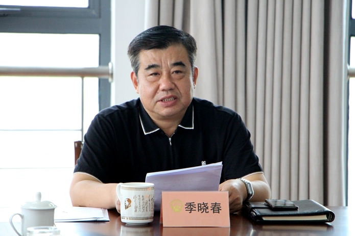 县人大常委会主任季晓春主持会议并讲话.