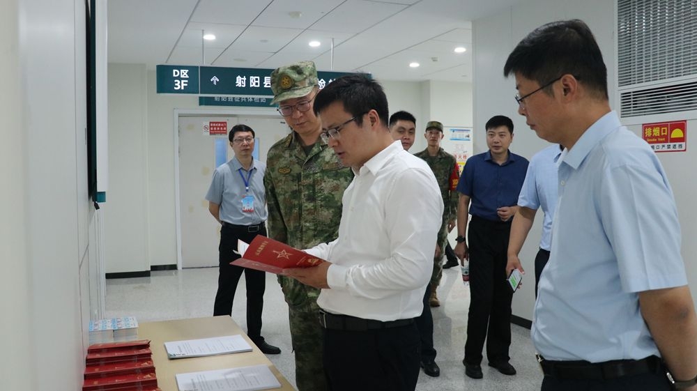 [图]县领导检查指导征兵体检工作