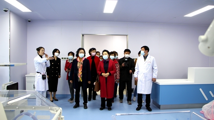 袁世珠一行来到县妇幼保健医院调研县委常委,组织部长尹胤祥陪同调研.