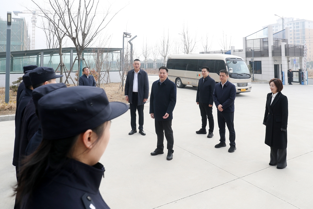 [图]王宁朱亮亮走访慰问一线干部职工